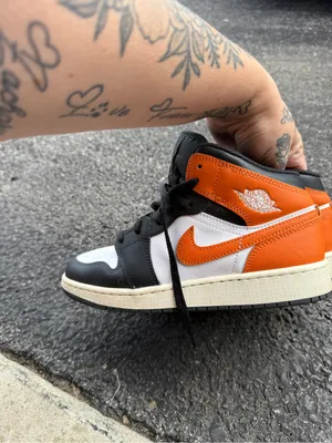 Air Jordan 1 Mid Black White Orange Youth 5.5Y / Women’s 7 thumbnail 7