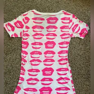Pink and white lips v neck Size M thumbnail 2