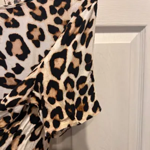 H & M Womens Leopard Print Short Sleeve Top Viscose Size 12‎ Office Party thumbnail 4