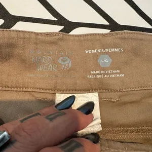 Mountain Hardwear tan hiking shorts in size large thumbnail 4