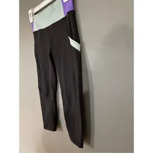 Lululemon Black Mid Rise Capri’s With Pockets Size 2 thumbnail 4