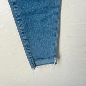 Good American Good Waist step hem jeans size 30 thumbnail 4