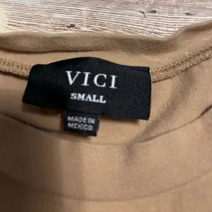 Vici Cropped Boxy T-Shirt Women's Size Small Tan Stretch Crop Tee thumbnail 3
