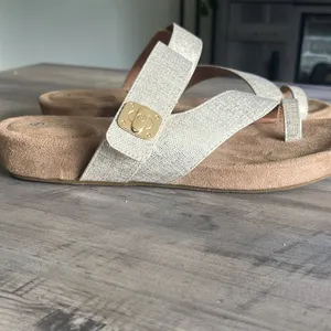 Giani Bernini Memory Foam Rilley Gold Detail Strap Sandal Size 9 thumbnail 8