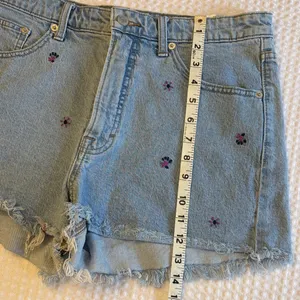Lucky Brand 12/31 Pins Blue Denim Cut Off Jean Shorts Embroidered Purple Flower thumbnail 12