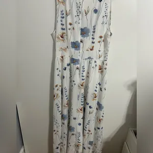 White dress with flowers. Used but in good condition. Size 14 thumbnail 3
