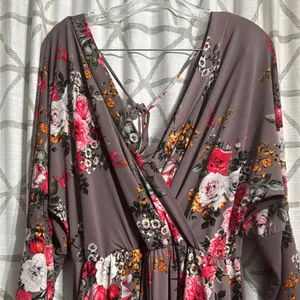 Floral V thumbnail 2