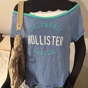 Women’s Y2K 2000s Hollister Blue Graphic Baby tee size M thumbnail 3