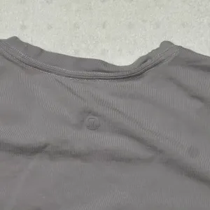 Lululemon Women’s Short Sleeve T-Shirt Light Purple Athletic Tee thumbnail 3