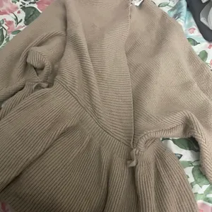 Revolve NWT Lascana Wrap Look V-Neck Sweater in beige. Size Medium *Does not come with belt thumbnail 8