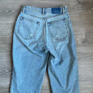 Abercrombie Ultra High Rise 90s Straight Jean, Light with Vent Hem thumbnail 10