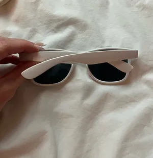 White sunglasses thumbnail 2
