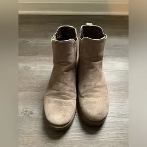 Cliffs Booties Chelsea Boots Tan Nude Beige Comfy Boots Size 7 M thumbnail 3
