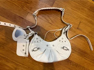 White purse thumbnail 1