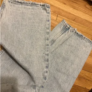 NWOT Abercrombie Curve Love High Rise Loose Jean in Light Wash thumbnail 6