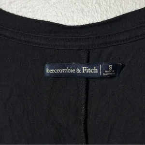 Abercrombie & Fitch Women Black Short Sleeve V-Neck Tee Basic size‎ Small thumbnail 4