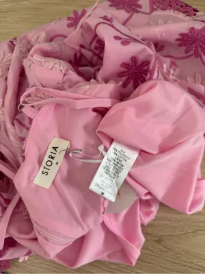 Storia Medium NEW Katy Embroidered Mini Dress Pink Floral Babydoll Flowy Preppy thumbnail 4
