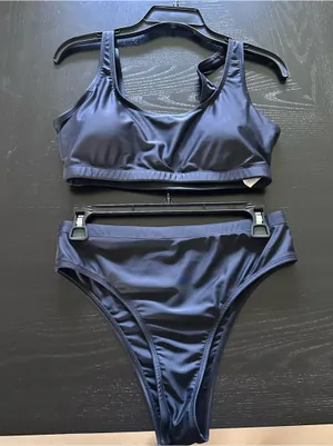 Amazon Black Two-Piece Bikini Set - Sporty Scoop Top & High-Cut Bottoms thumbnail 3