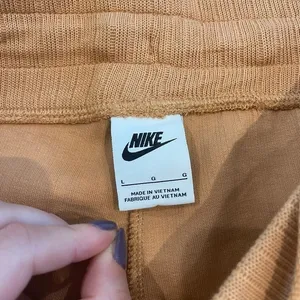 Nike Women’s Sweatpants- Size‎ Large thumbnail 7