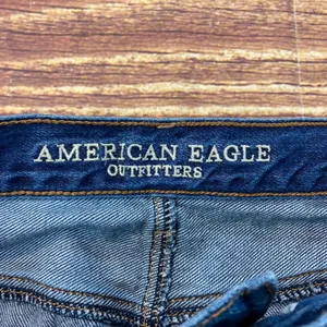 American Eagle Hi-Rise Girlfriend Distressed Medium Wash Womens Blue Jeans sz 8 thumbnail 4