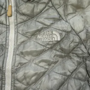 The North Face ThermoBall Jacket Women’s Small Silver Gray Quilted Puffer thumbnail 3