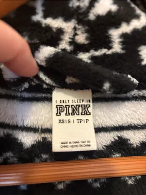 PINK Victoria’s Secret Black & White Snowflake Fleece Robe - Size XS/S thumbnail 3