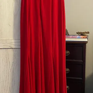 Gorgeous red full length formal gown size 1/2. Built in bra. thumbnail 3