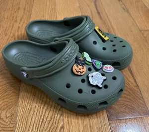 Crocs Classic Clog Olive Green Clogs Men’s 6 Women’s 8 w/ Jibbitz Charms thumbnail 1
