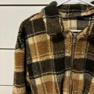 Plaid Cropped Sherpa Jacket Brown thumbnail 4