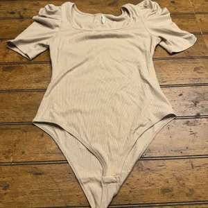 Missufe Miss You Forever Beige‎ Small ribbed Cute Puff Shoulder sleeves bodysuit thumbnail 1