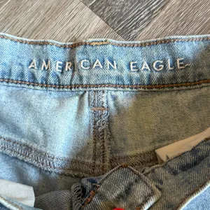 American Eagle Light Wash Pleated Cuffed Mom Shorts Size 4 thumbnail 2