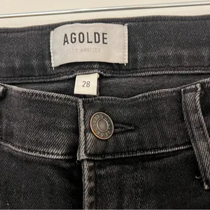 AGOLDE Sophie Mid Rise Ankle Jean in Shout Wash (Black) thumbnail 4
