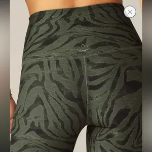 Beyond Yoga Printed Midi Leggings – Size M – Deep Olive Swirl thumbnail 8