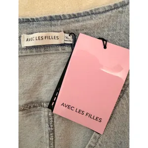 NWT‎ Avec Les Filles Cropped Denim Vest Top Light Wash Blue Button Front XL thumbnail 3
