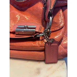 Coach Coral Pink Crinkled Patent Leather Hobo Shoulder Bag Turnlock Pink Bag thumbnail 11
