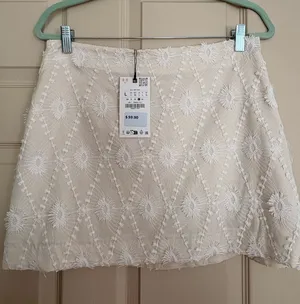 NWT Zara mini skirt size L beige/white thumbnail 1