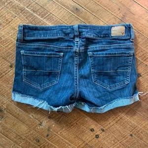 American Eagle cuffed dark wash size 6 shortie Daisy Duke shorts thumbnail 3
