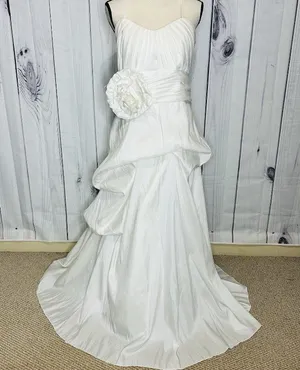 Wtoo Wedding Cotillion Dress Sz 14 Worn Once Pleated Floral Applique Sweetheart thumbnail 1