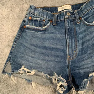 Abercrombie & Fitch mom short high rise Blue Jean Shorts 25/0 thumbnail 2