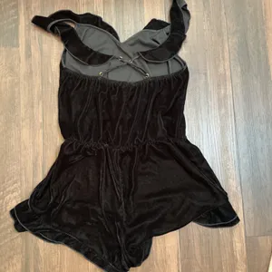 Victoria's Secret Velvet Ruffle Romper Black Strappy Cross Back Medium Chic Luxe thumbnail 4