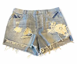 POL NWT $98 Denim Cut Off Shorts Distressed Floral Lace Appliqué Accents thumbnail 1