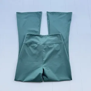 New Day Women’s Medium Green Athletic Bootcut Pull-On Pants thumbnail 2