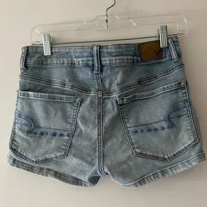 American Eagle Hi‎ Rise Shortie Light Wash Size 6 - Super Super Stretch thumbnail 3