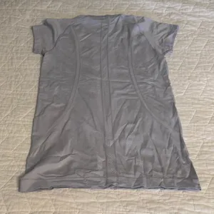 Lululemon top has some staining on it size‎ 6 thumbnail 3