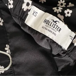 Hollister Black & White Floral High-Rise Cinched Midi Skirt thumbnail 7
