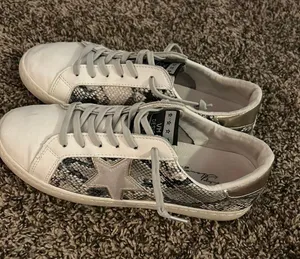 Sneakers thumbnail 1