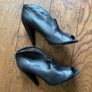 Vince Camuto Peep Toe Leather Shooties VC AMBER Booties Size 7.5 B Black Silver thumbnail 5