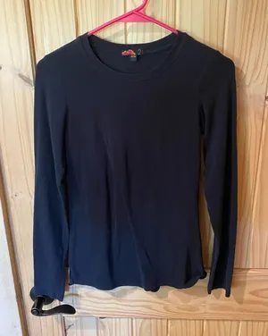 Forever 21 Black Long-Sleeve Crewneck Tee thumbnail 1