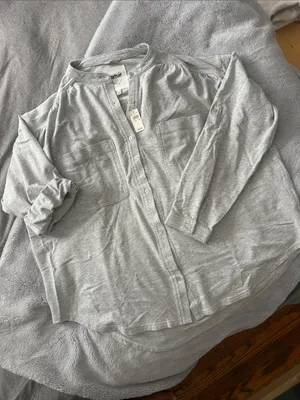 NWT Women’s aerie Light Gray Oversized Button-Down Shirt Size M thumbnail 1