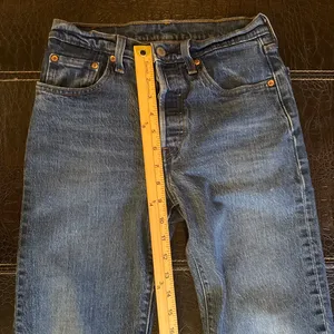 Levi's 501 Women's Straight Jeans Blue Medium Wash Button Fly W25 L28 thumbnail 4